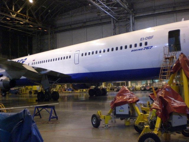 767-300 EI-DBF, вид слева. Спалось не очень на улице. Январь 2014 г.Домодедово..JPG